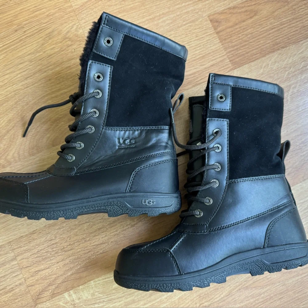 Sz 5 UGG Butte II -Lace up boot